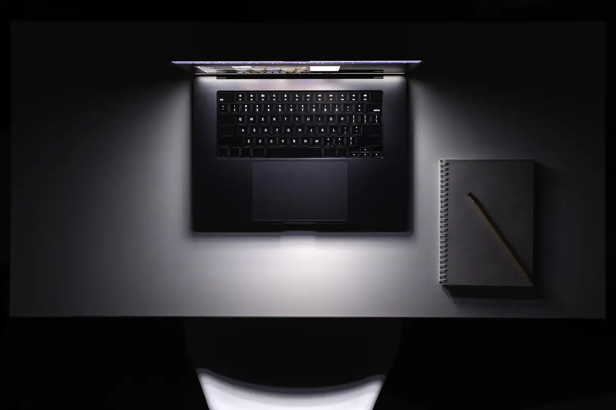 Notebook aberto com ambiente de desenvolvimento